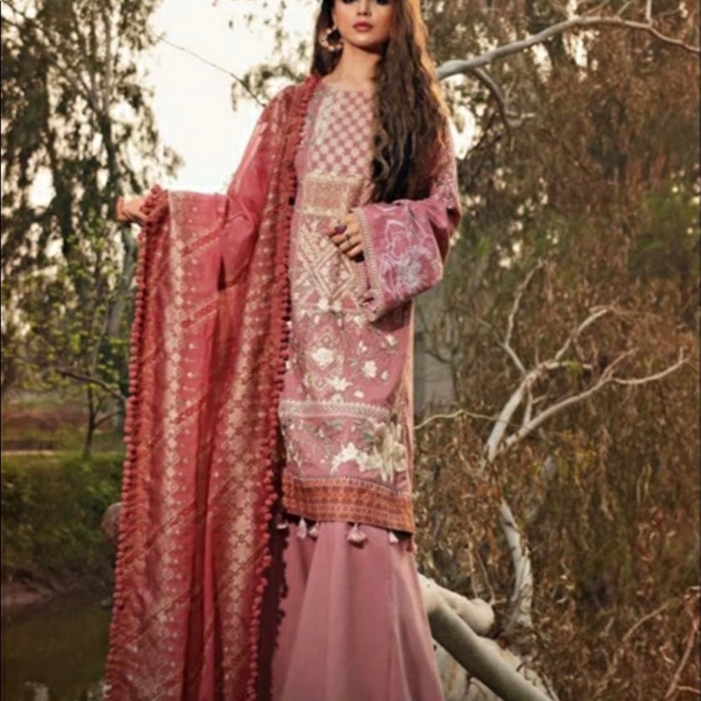 New 3 piece shiza Hasán lawn dresses Pakistani